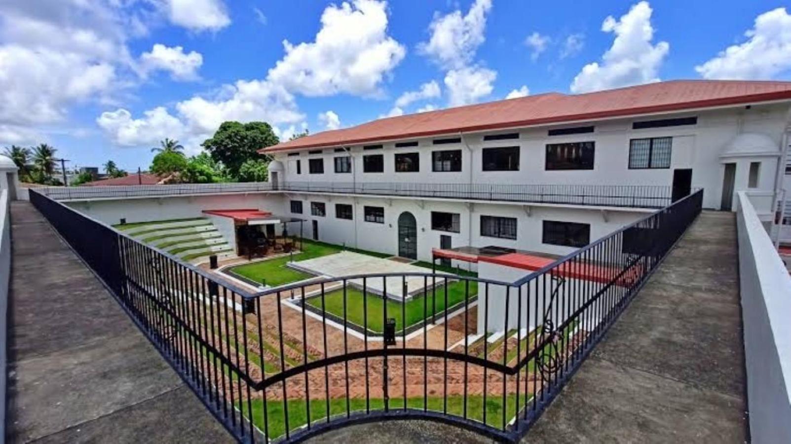 Fernando'S Hotel Sorsogon Esterno foto